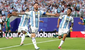 selebrasi-lionel-messi-timnas-argentina-lawan-aljazair.webp Lionel Messi bersama rekan setimnya di timnas Argentina merayakan gol dengan merentangkan tangan di depan ribuan suporter.