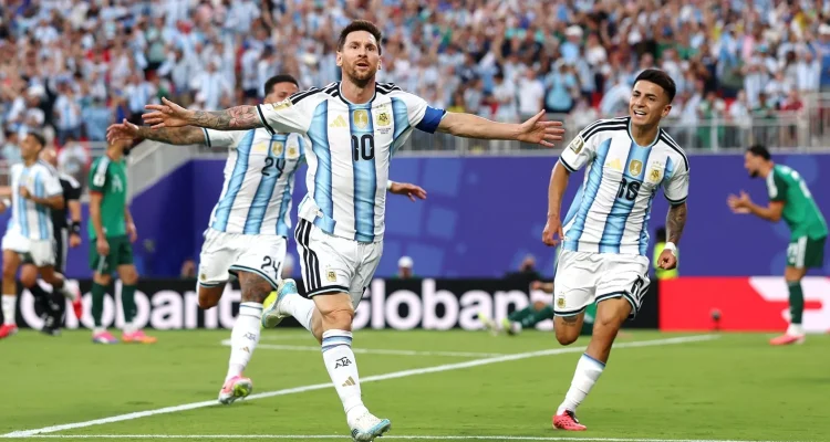 Lionel Messi bersama rekan setimnya di timnas Argentina merayakan gol dengan merentangkan tangan di depan ribuan suporter.