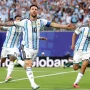 Lionel Messi bersama rekan setimnya di timnas Argentina merayakan gol dengan merentangkan tangan di depan ribuan suporter.