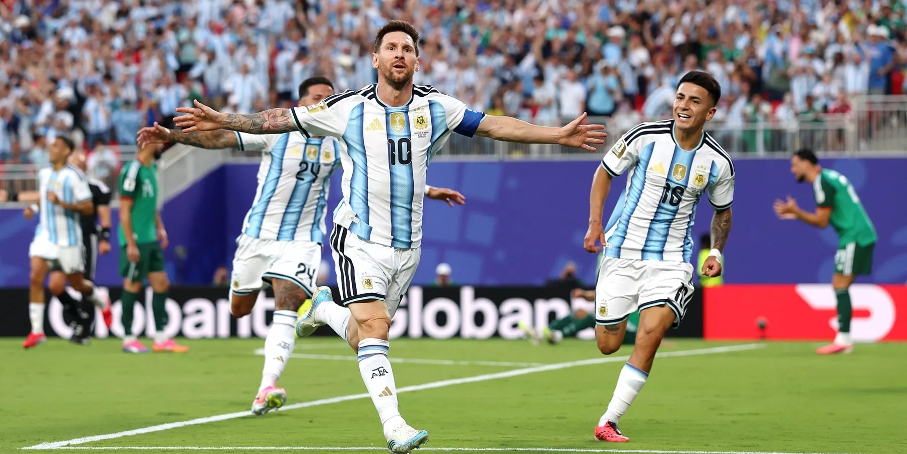Lionel Messi bersama rekan setimnya di timnas Argentina merayakan gol dengan merentangkan tangan di depan ribuan suporter.