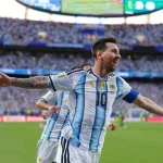 Mega bintang Argentina, Lionel Messi, tersenyum lebar saat melakukan selebrasi di tengah pertandingan.