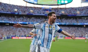 Mega bintang Argentina, Lionel Messi, tersenyum lebar saat melakukan selebrasi di tengah pertandingan.