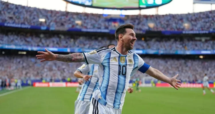 selebrasi-lionel-messi-timnas-argentina.webp Mega bintang Argentina, Lionel Messi, tersenyum lebar saat melakukan selebrasi di tengah pertandingan.