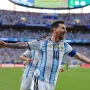 Mega bintang Argentina, Lionel Messi, tersenyum lebar saat melakukan selebrasi di tengah pertandingan.