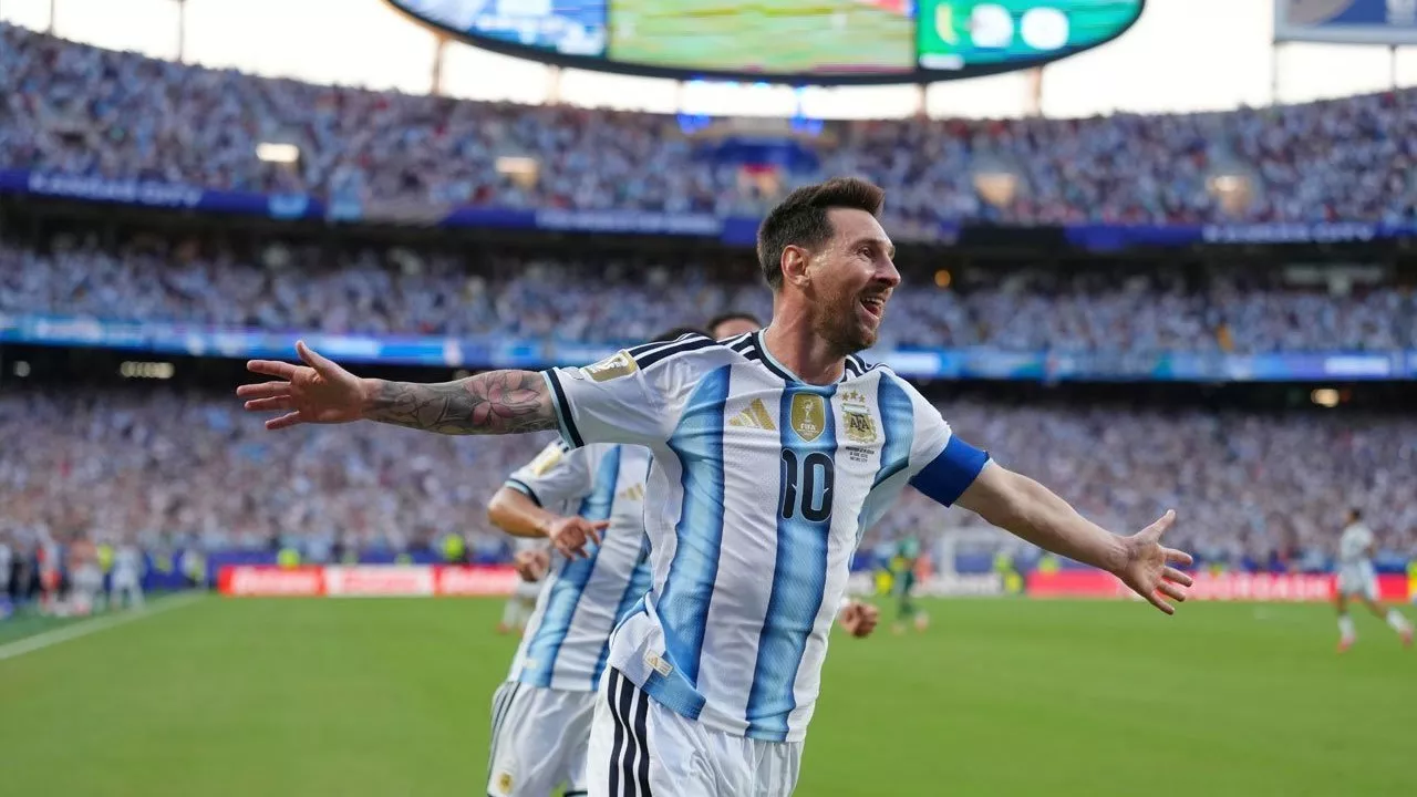 Mega bintang Argentina, Lionel Messi, tersenyum lebar saat melakukan selebrasi di tengah pertandingan.