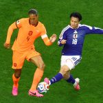 Pemain Timnas Jepang nomor punggung 18 berebut bola dengan kapten Belanda Virgil van Dijk di Piala Dunia 2026.