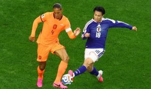 Pemain Timnas Jepang nomor punggung 18 berebut bola dengan kapten Belanda Virgil van Dijk di Piala Dunia 2026.
