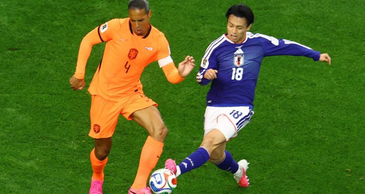 Pemain Timnas Jepang nomor punggung 18 berebut bola dengan kapten Belanda Virgil van Dijk di Piala Dunia 2026.