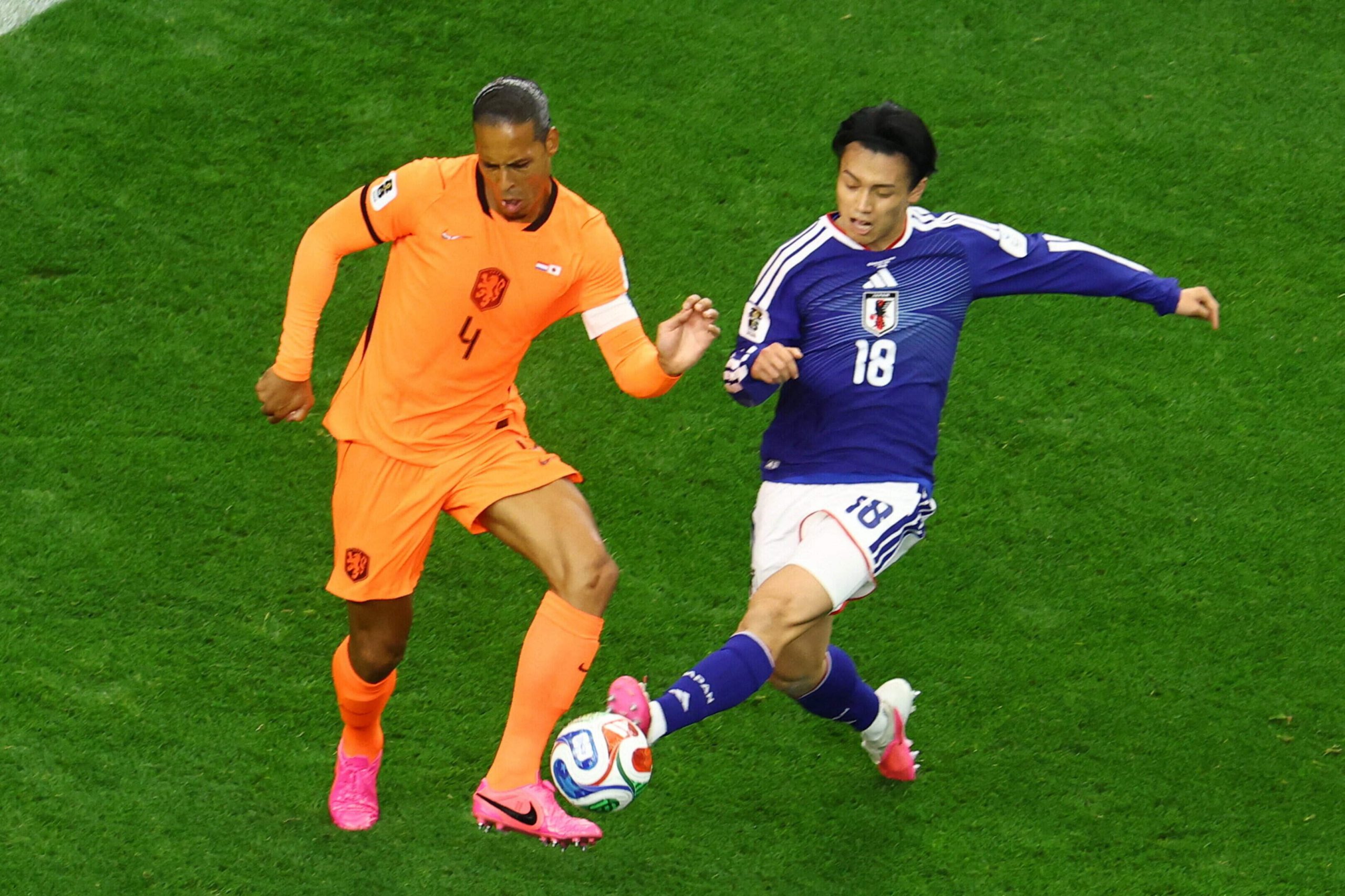 Pemain Timnas Jepang nomor punggung 18 berebut bola dengan kapten Belanda Virgil van Dijk di Piala Dunia 2026.