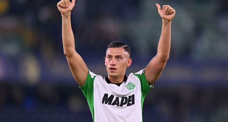 Bek tangguh Timnas Indonesia, Jay Idzes, yang nilai pasarnya kini melonjak fantastis hingga mencapai Rp243,4 miliar.