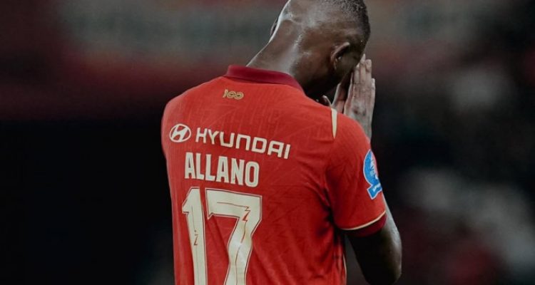 Allano Lima tampak emosional dari belakang mengenakan jersey Persija Jakarta bernomor punggung 17.