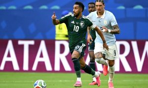 aksi-pemain-arab-saudi-vs-uruguay-piala-dunia.webp Perjuangan spartan skuad Arab Saudi saat berhasil menahan imbang raksasa Amerika Selatan, Uruguay, pada laga fase grup Piala Dunia.