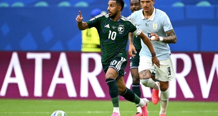 aksi-pemain-arab-saudi-vs-uruguay-piala-dunia.webp Perjuangan spartan skuad Arab Saudi saat berhasil menahan imbang raksasa Amerika Selatan, Uruguay, pada laga fase grup Piala Dunia.