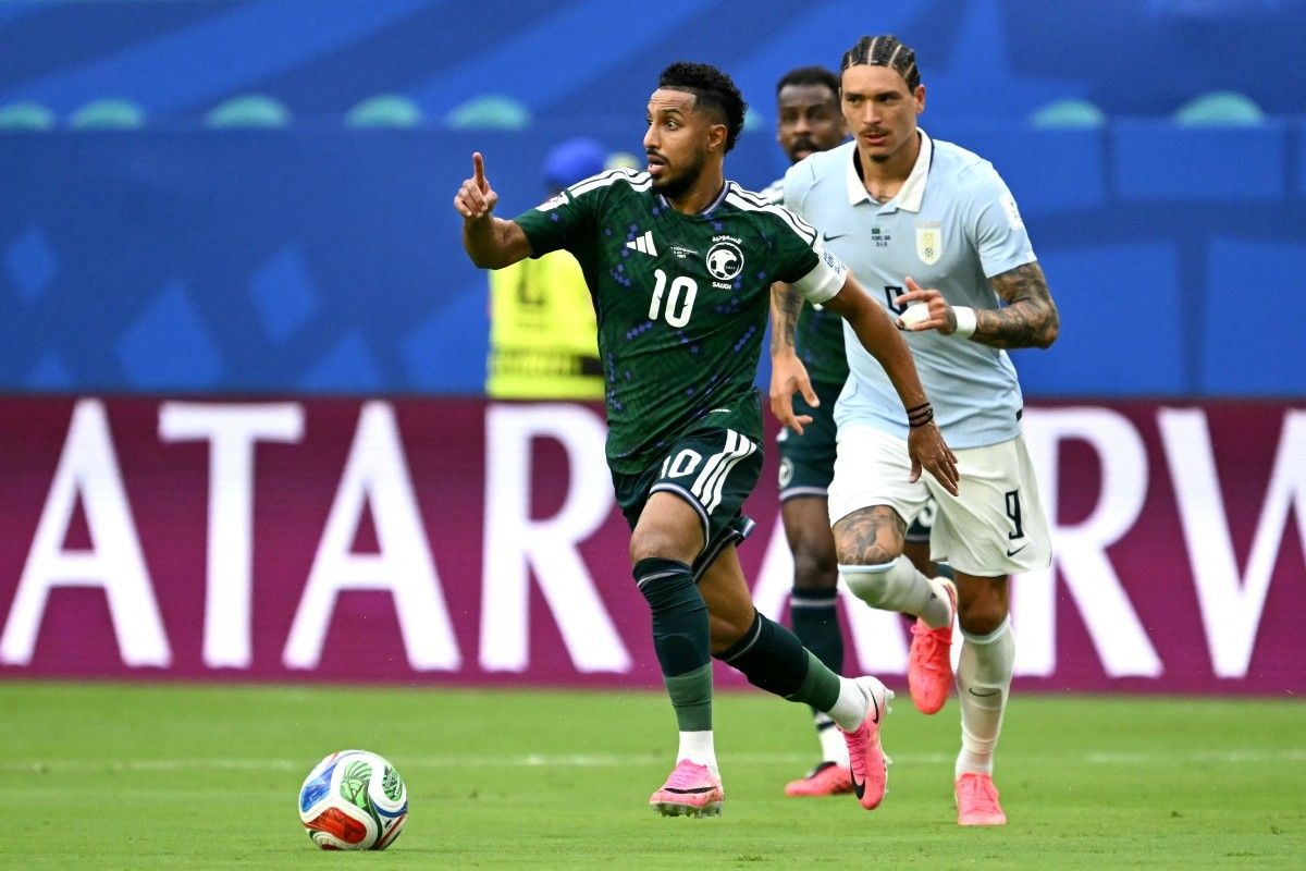Perjuangan spartan skuad Arab Saudi saat berhasil menahan imbang raksasa Amerika Selatan, Uruguay, pada laga fase grup Piala Dunia.