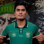 Ramadhan Sananta berpose menunjuk logo klub Persebaya Surabaya di jersey hijau yang dikenakannya.