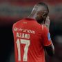 Allano Lima tampak emosional dari belakang mengenakan jersey Persija Jakarta bernomor punggung 17.