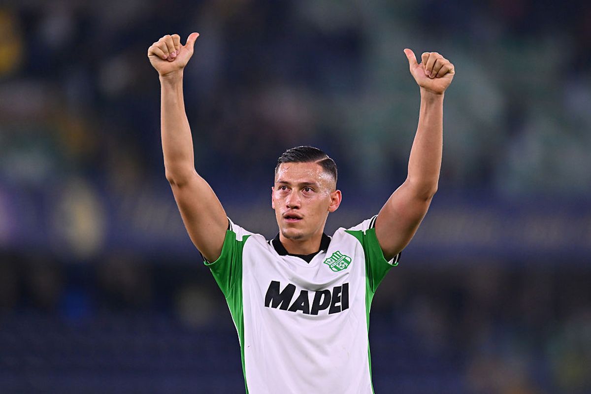 Bek tangguh Timnas Indonesia, Jay Idzes, yang nilai pasarnya kini melonjak fantastis hingga mencapai Rp243,4 miliar.
