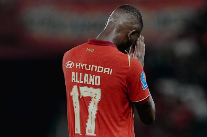 Allano Lima tampak emosional dari belakang mengenakan jersey Persija Jakarta bernomor punggung 17.