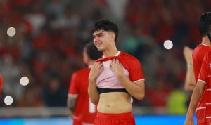 Ekspresi emosional Mathew Baker saat menyeka air mata haru di lapangan usai melakoni laga debut bersama Timnas Indonesia.