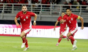 rizky-ridho-kapten-baru-timnas-indonesia.webp Rizky Ridho mengenakan ban kapten kuning di lengan kirinya saat berlari di lapangan bersama Jordi Amat dalam pertandingan Timnas Indonesia.
