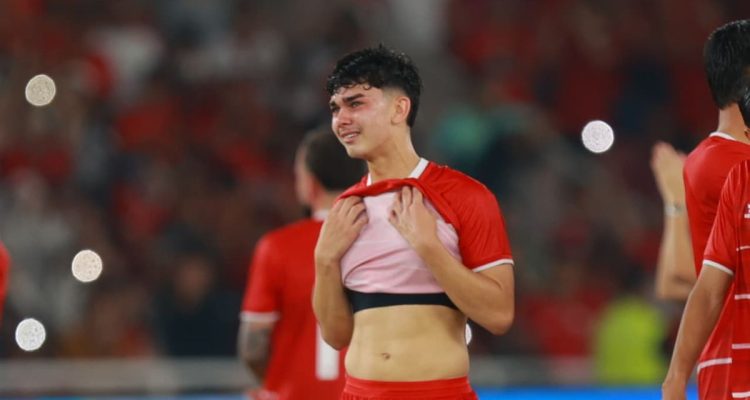 debut-mathew-baker-timnas-indonesia.webp Ekspresi emosional Mathew Baker saat menyeka air mata haru di lapangan usai melakoni laga debut bersama Timnas Indonesia.