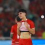 Ekspresi emosional Mathew Baker saat menyeka air mata haru di lapangan usai melakoni laga debut bersama Timnas Indonesia.