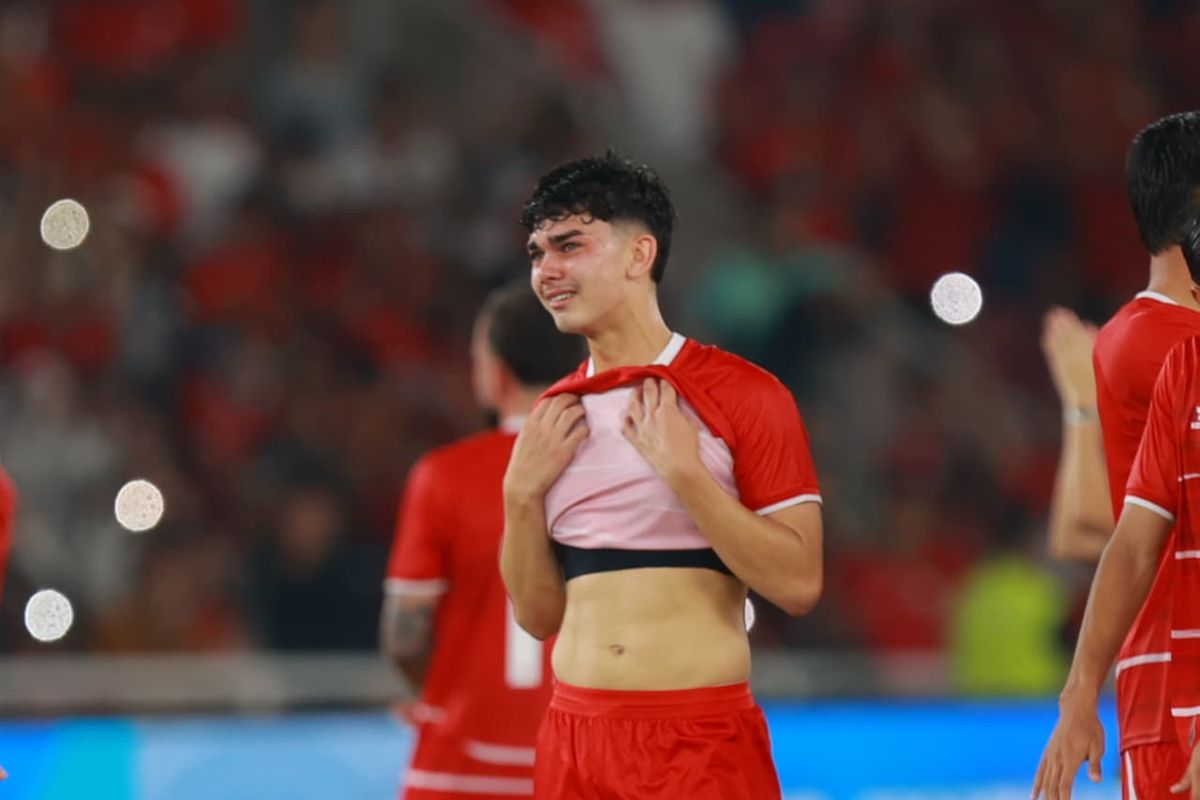 Ekspresi emosional Mathew Baker saat menyeka air mata haru di lapangan usai melakoni laga debut bersama Timnas Indonesia.