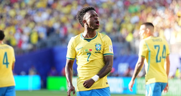 live-streaming-brazil-vs-haiti-piala-dunia-2026.webp Penyerang timnas Brazil Vinicius Junior nomor punggung 7 berekspresi emosional di lapangan saat bertanding di Piala Dunia 2026.