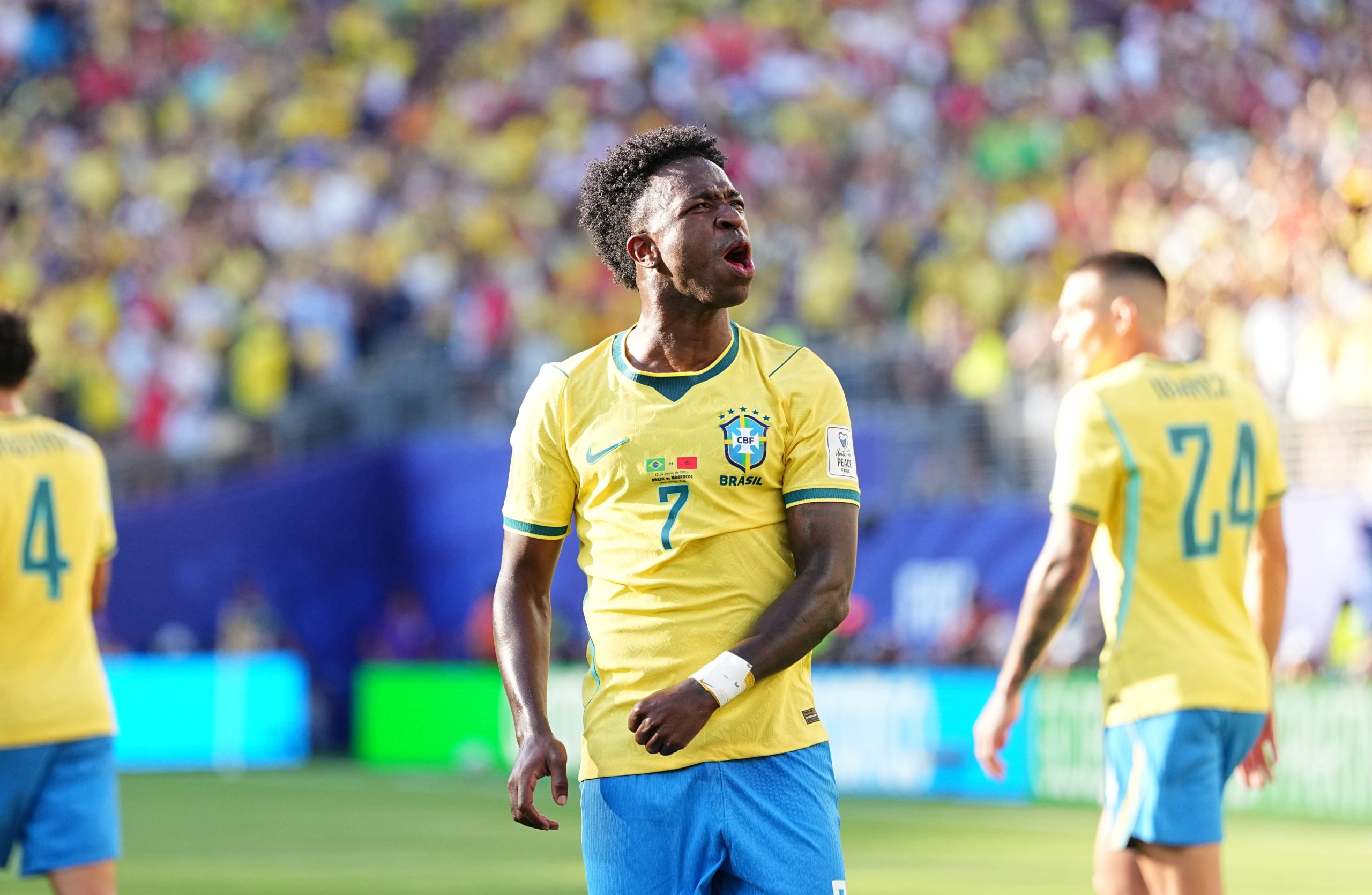 Penyerang timnas Brazil Vinicius Junior nomor punggung 7 berekspresi emosional di lapangan saat bertanding di Piala Dunia 2026.