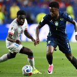vinicius-jr-brazil-vs-haiti-grup-c.webp Vinicius Jr. (Brasil) dribbling bola melewati pemain Haiti nomor 2 dalam pertandingan Grup C.