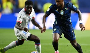 Vinicius Jr. (Brasil) dribbling bola melewati pemain Haiti nomor 2 dalam pertandingan Grup C.