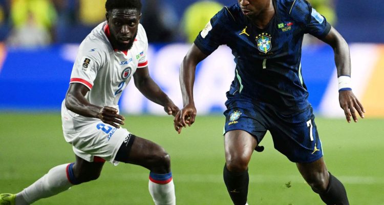 Vinicius Jr. (Brasil) dribbling bola melewati pemain Haiti nomor 2 dalam pertandingan Grup C.