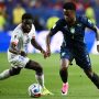 Vinicius Jr. (Brasil) dribbling bola melewati pemain Haiti nomor 2 dalam pertandingan Grup C.