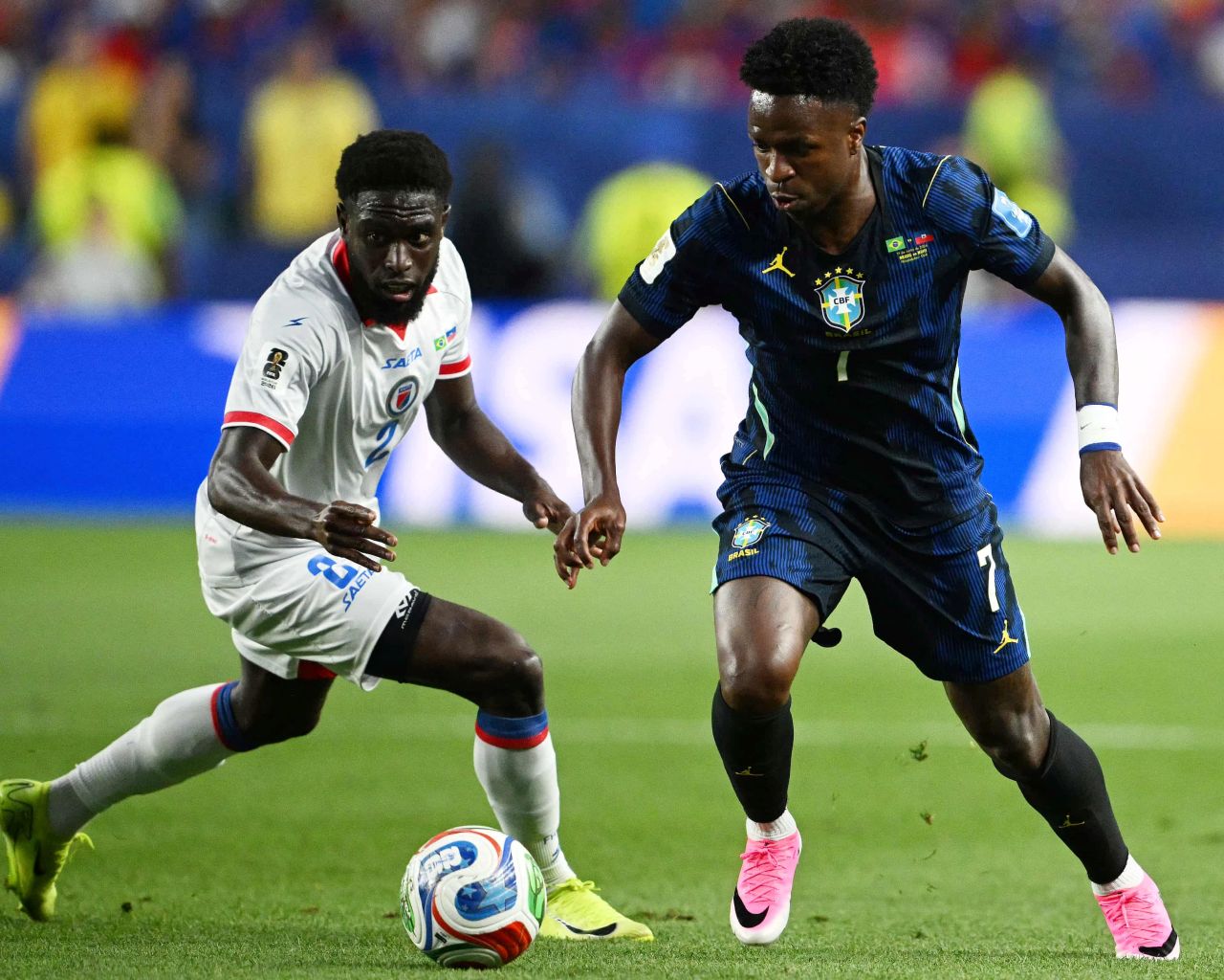 Vinicius Jr. (Brasil) dribbling bola melewati pemain Haiti nomor 2 dalam pertandingan Grup C.