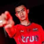 3pratama-arhan-bangkok-united-rumor-persija.webp Pemain sepak bola Timnas Indonesia, Pratama Arhan, berpose menunjuk ke arah kamera sambil mengenakan jersey merah resmi Bangkok United FC.