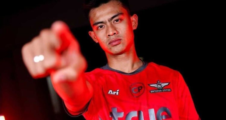 3pratama-arhan-bangkok-united-rumor-persija.webp Pemain sepak bola Timnas Indonesia, Pratama Arhan, berpose menunjuk ke arah kamera sambil mengenakan jersey merah resmi Bangkok United FC.
