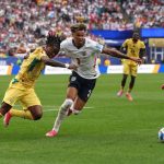 Pemain timnas Inggris berebut bola dengan pemain Ghana dalam pertandingan Piala Dunia 2026.