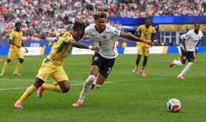 hasil-piala-dunia-2026-inggris-vs-ghana.webp Pemain timnas Inggris berebut bola dengan pemain Ghana dalam pertandingan Piala Dunia 2026.