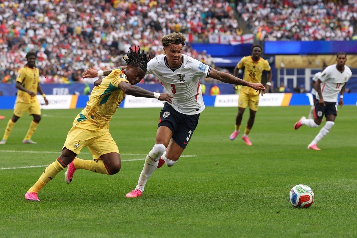 Pemain timnas Inggris berebut bola dengan pemain Ghana dalam pertandingan Piala Dunia 2026.