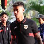Mees Hilgers mengenakan polo shirt hitam Timnas Indonesia berlogo Garuda saat tiba di Jakarta bersama staf dan pemain lainnya.