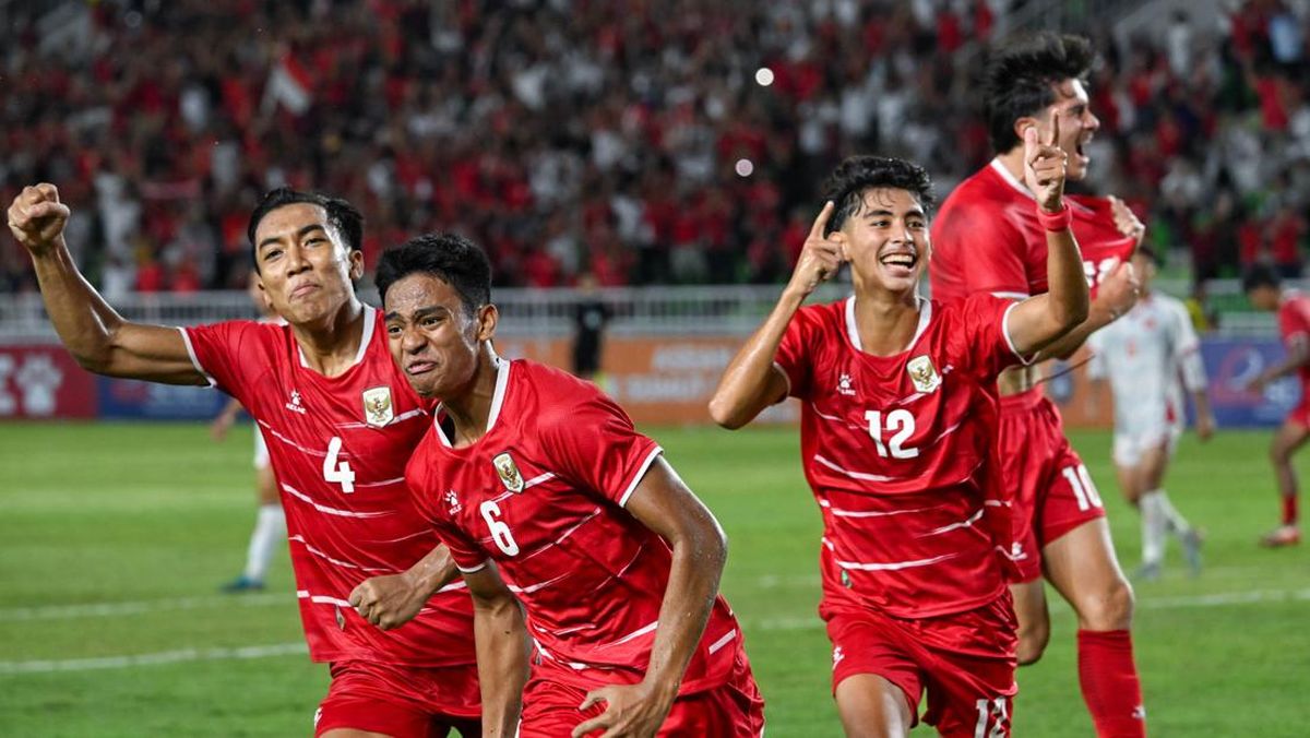 Para pemain Timnas Indonesia U-19 berselebrasi dengan gembira di lapangan setelah memastikan diri lolos ke babak Semifinal Piala AFF U-19.