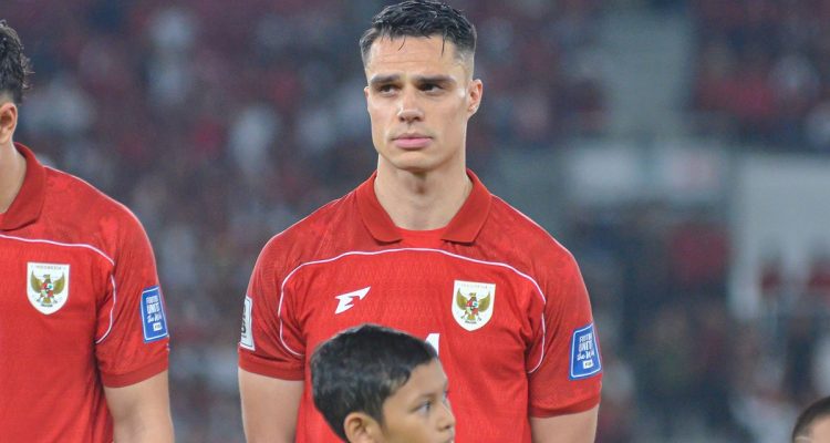 Potret Joey Pelupessy saat berada di stadion menjelang pertandingan sepak bola