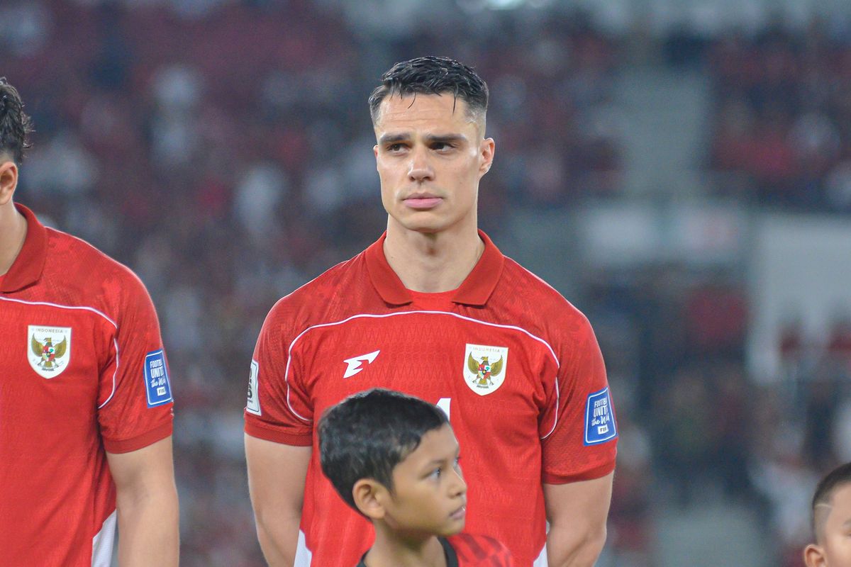 Potret Joey Pelupessy saat berada di stadion menjelang pertandingan sepak bola
