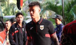 Mees Hilgers mengenakan polo shirt hitam Timnas Indonesia berlogo Garuda saat tiba di Jakarta bersama staf dan pemain lainnya.