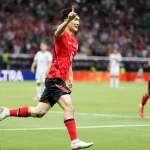hwang-in-beom-gacor-hari-pertama-piala-dunia-2026.webp Gelandang Korea Selatan Hwang In-beom berlari merayakan gol dengan menunjuk ke atas di lapangan sepak bola.
