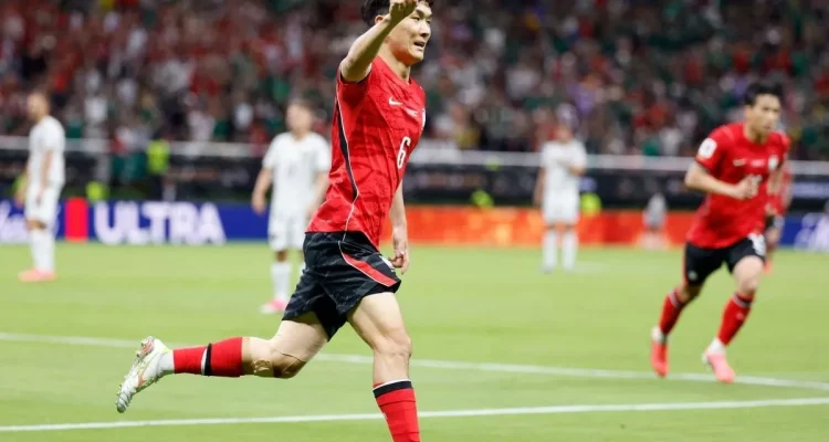 hwang-in-beom-gacor-hari-pertama-piala-dunia-2026.webp Gelandang Korea Selatan Hwang In-beom berlari merayakan gol dengan menunjuk ke atas di lapangan sepak bola.