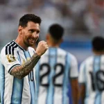 Megabintang Argentina Lionel Messi tersenyum sambil mengepalkan tangan merayakan pencapaian sejarah di atas lapangan.