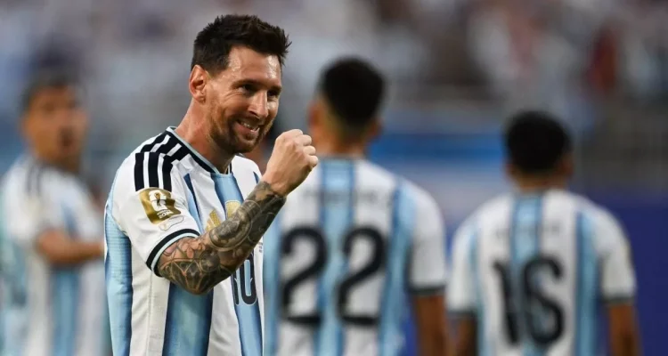 Megabintang Argentina Lionel Messi tersenyum sambil mengepalkan tangan merayakan pencapaian sejarah di atas lapangan.
