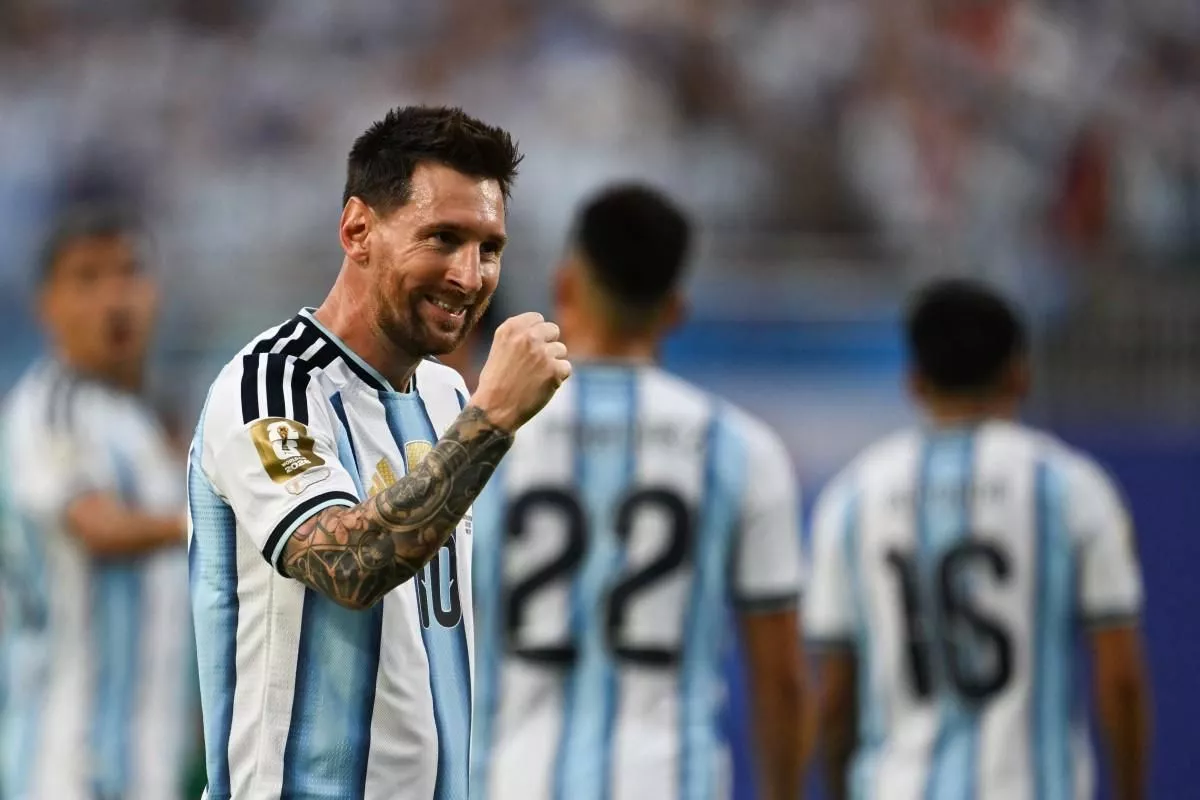 Megabintang Argentina Lionel Messi tersenyum sambil mengepalkan tangan merayakan pencapaian sejarah di atas lapangan.