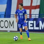 Federico Barba mengenakan jersi biru nomor punggung 93 Persib Bandung sedang menguasai bola di lapangan.